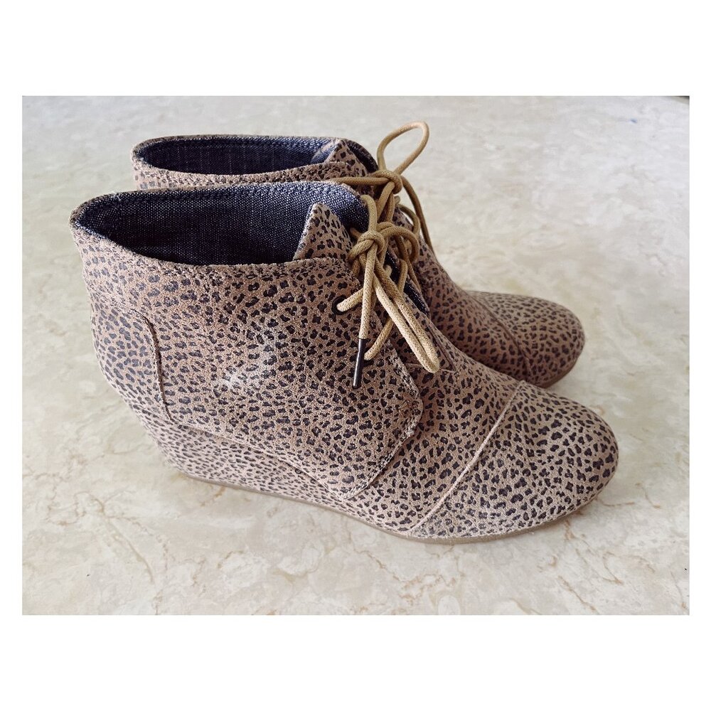 TOMS Sz 9.5 Kala Wedge Desert Bootie in Tan Cheetah Suede Lace Up